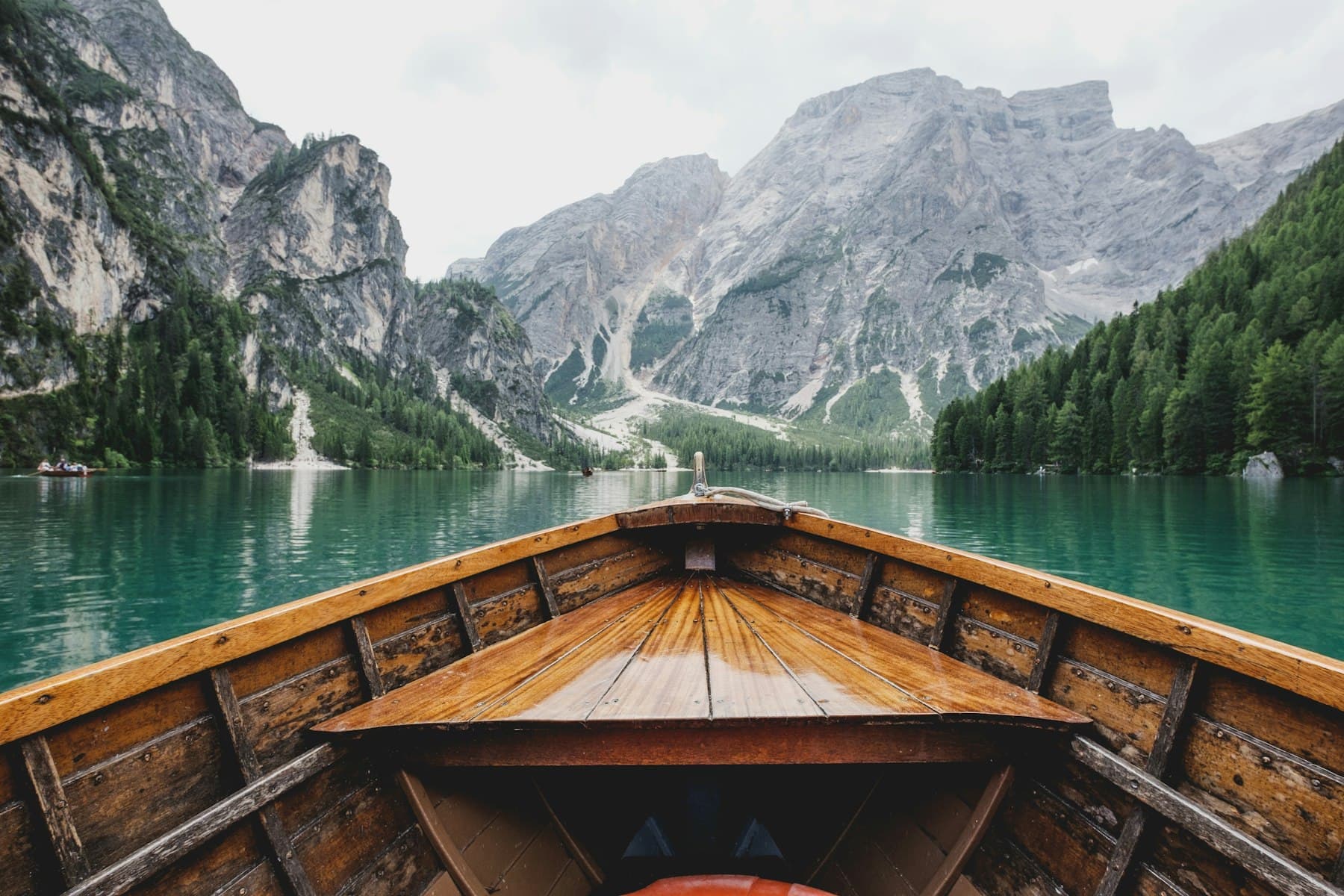 Canot au bord d'un lac de montagne, photo d'ambiance du printemps visé